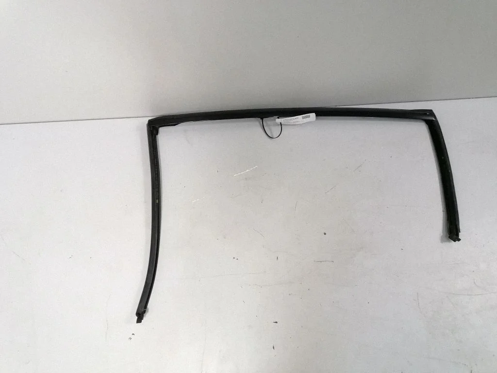 Aizmugurējo durvju stikla apdare – BMW X6 E71 (2008-2014)