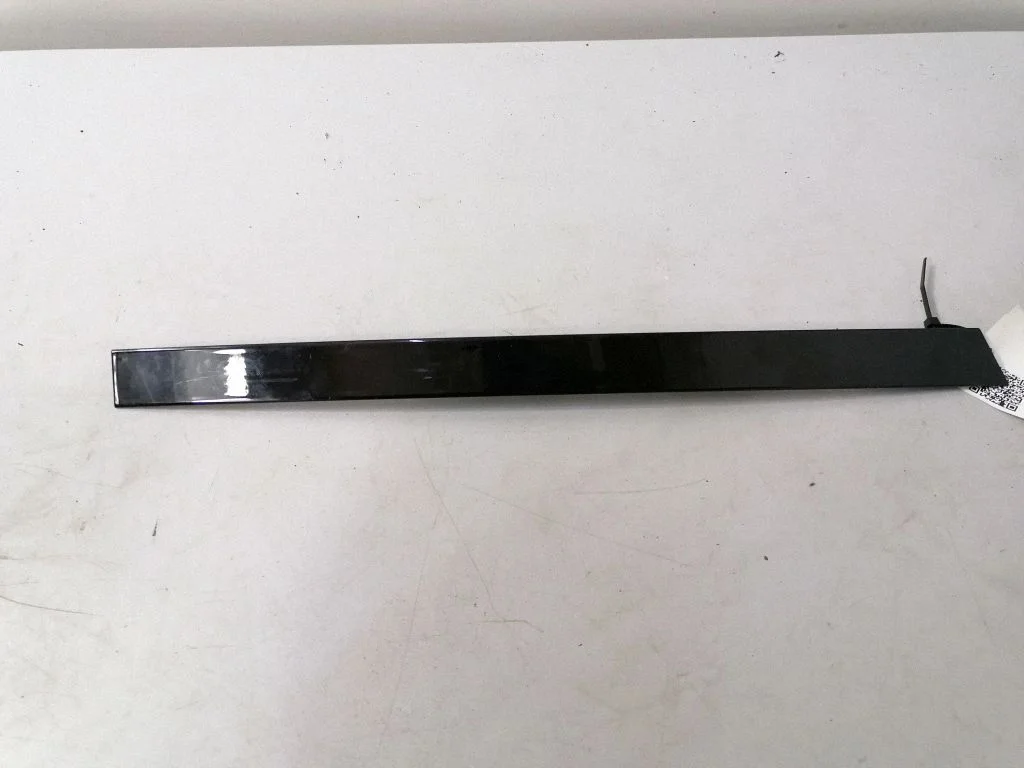 Aizmugurējo durvju stikla apdare – BMW X5 F15 (2013-2017)