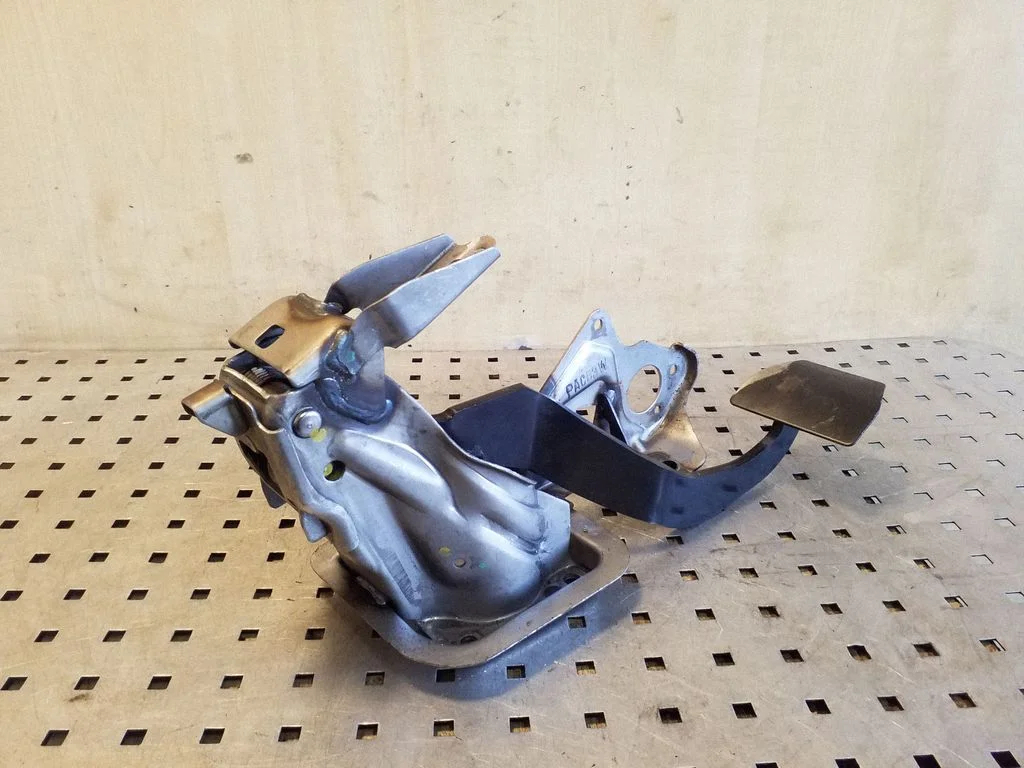 Piduripedaal – Nissan Juke I F15 (2010-2018)