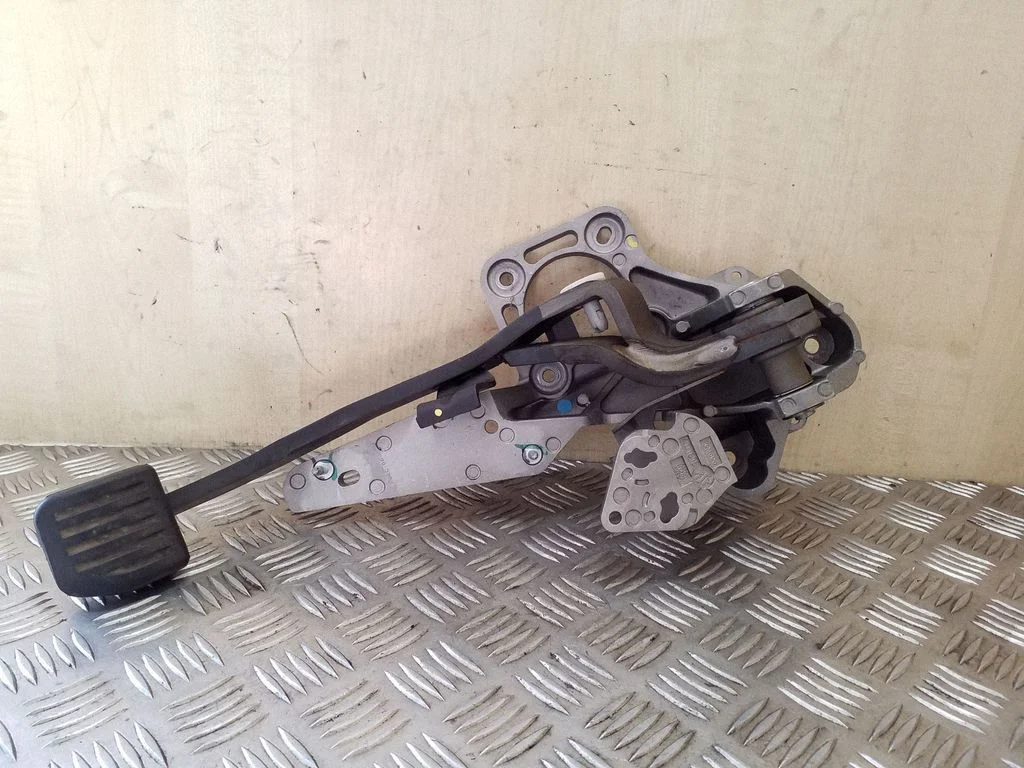 Brake pedal 6G922D094FD