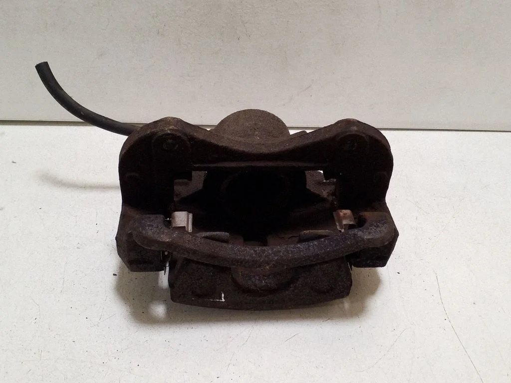 Front brake caliper – left