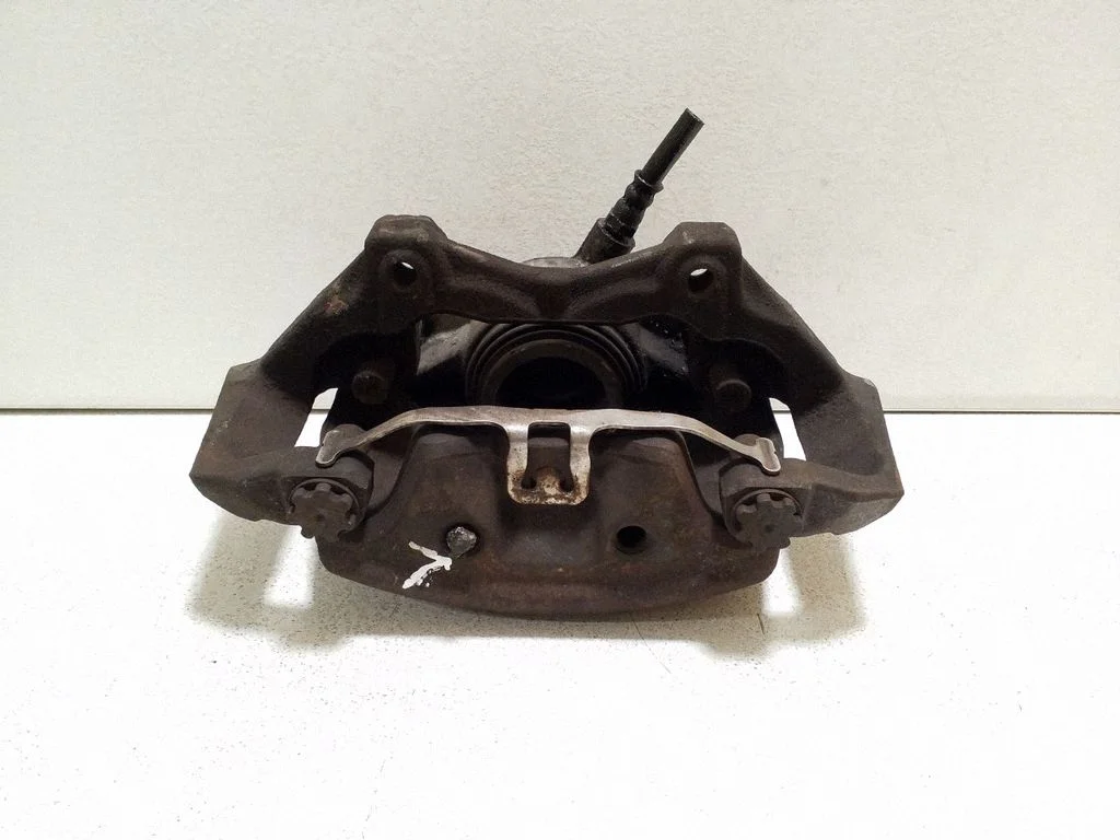Front brake caliper – left