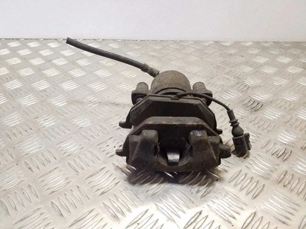 Front brake caliper – left