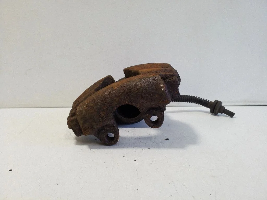 Front brake caliper – left