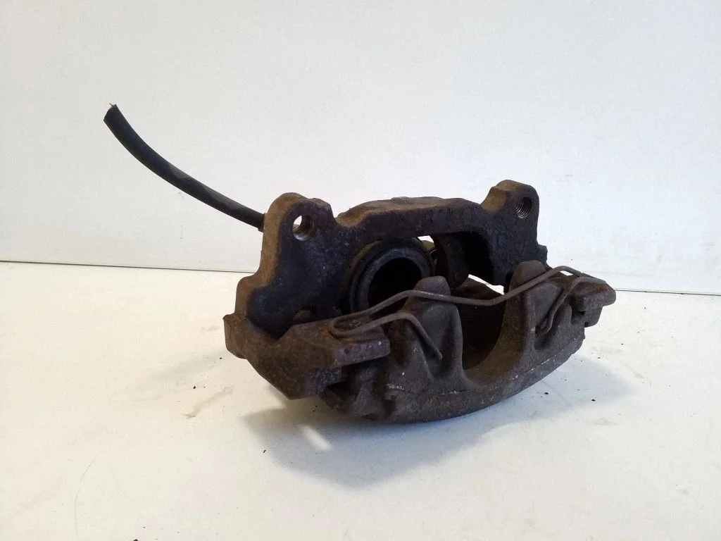 Front brake caliper – left