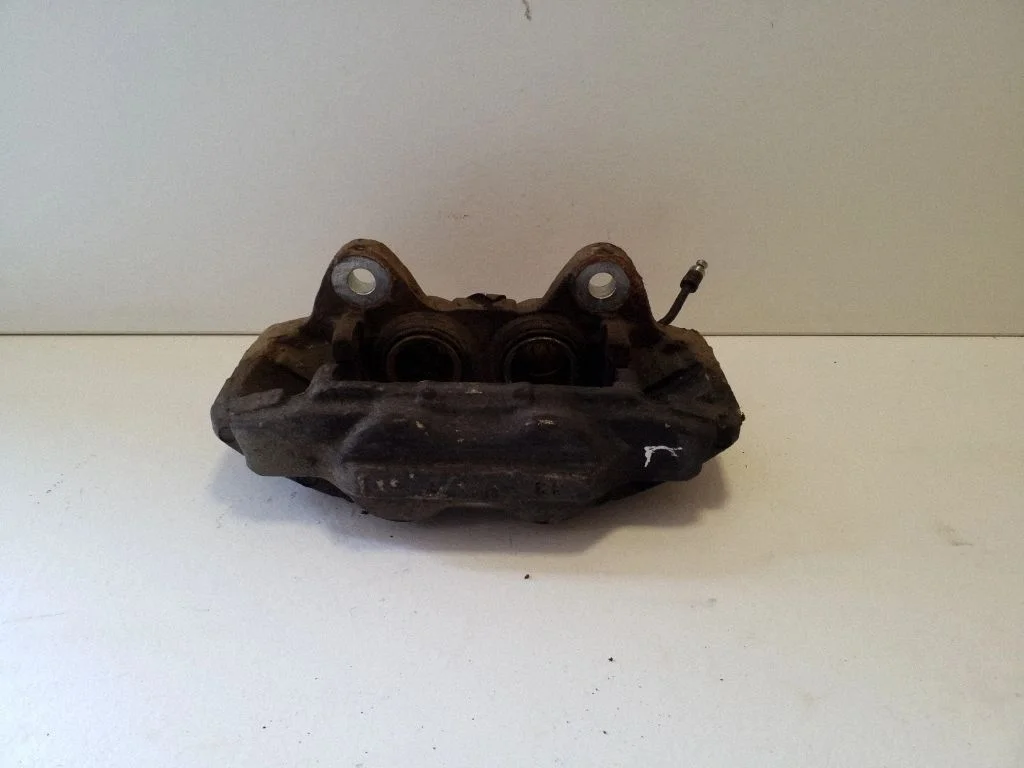 Front brake caliper – Toyota Hilux (AN120, AN130) (2015-2020)