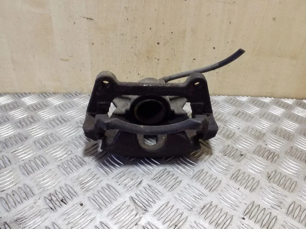 Front brake caliper – right
