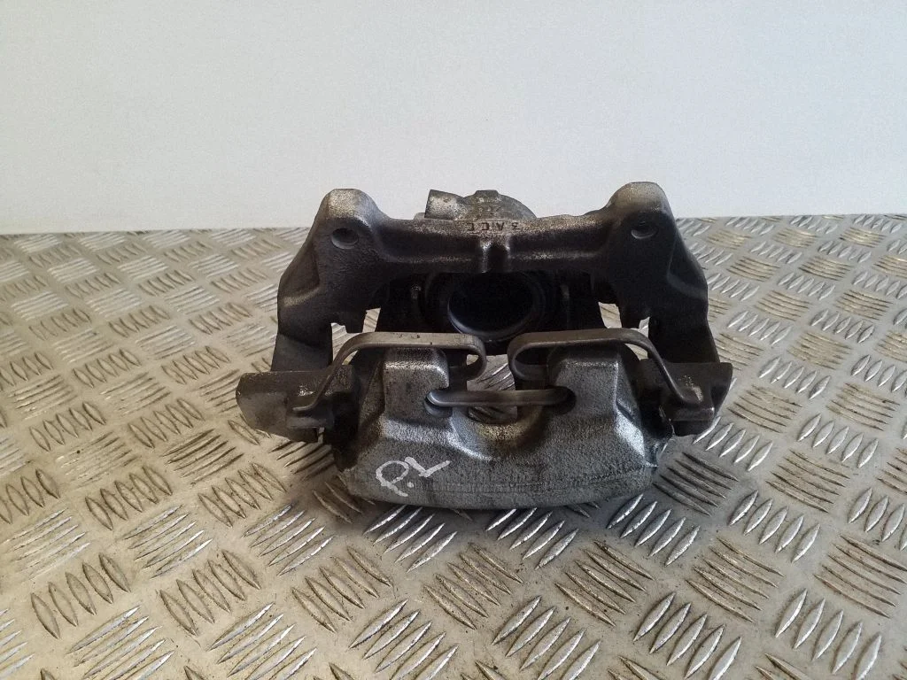 Zacisk hamulcowy przedni 31665740