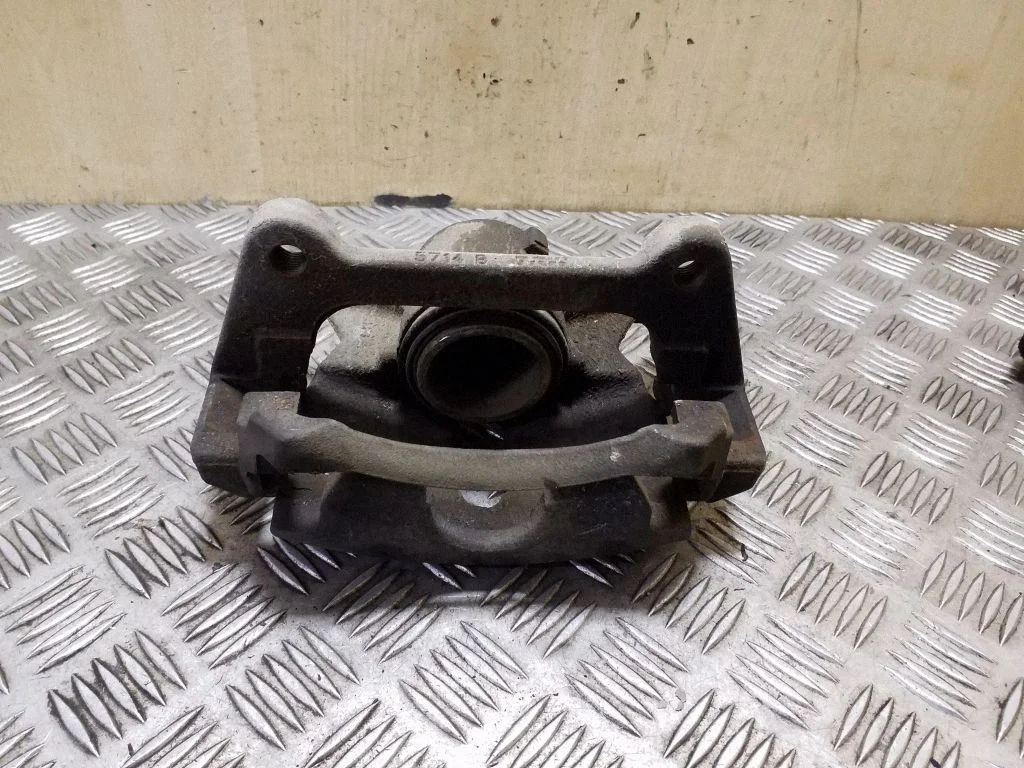 Front brake caliper – left
