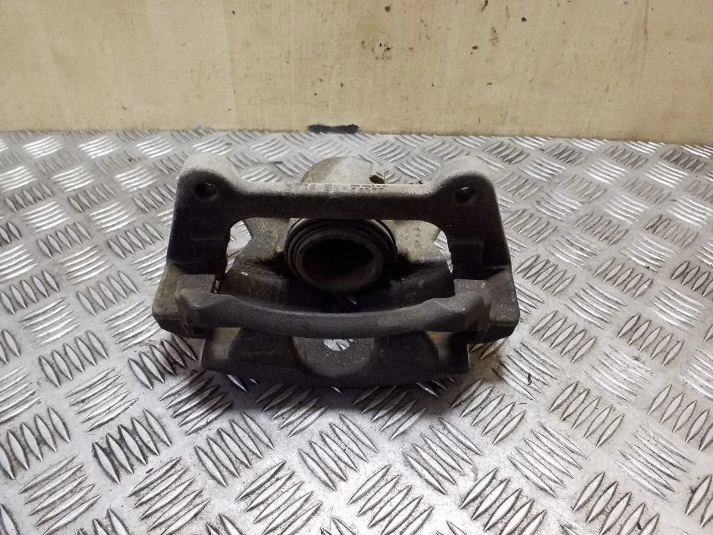 Front brake caliper – right