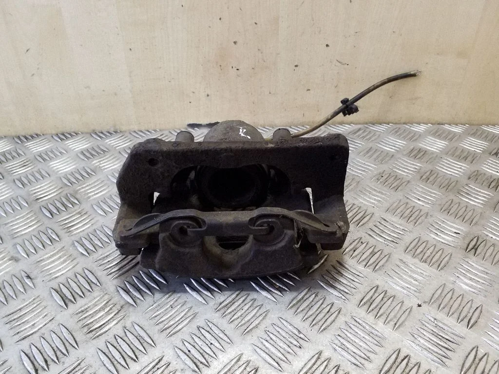 Front brake caliper – left