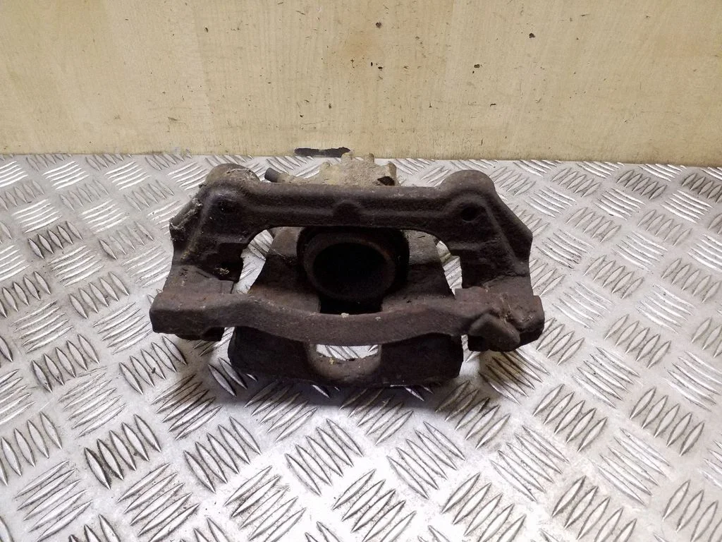 Front brake caliper – left