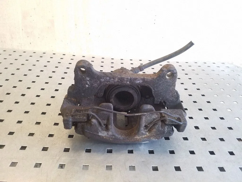 Front brake caliper – right
