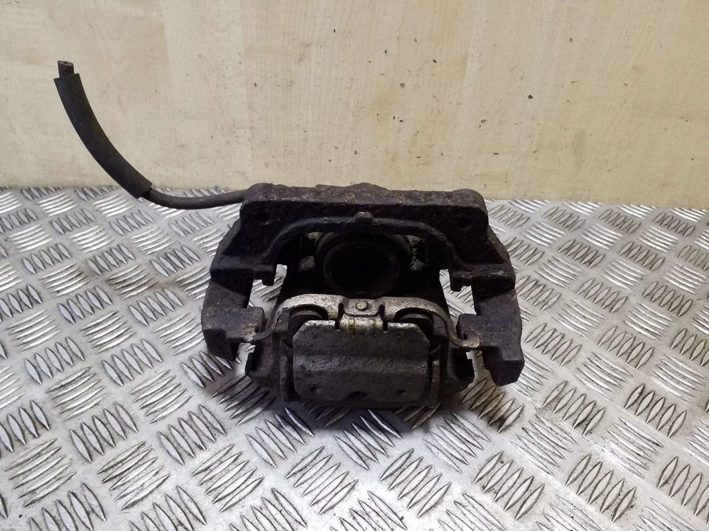 Front brake caliper – right