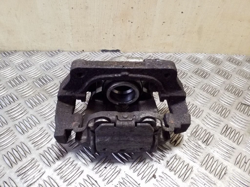Front brake caliper – left
