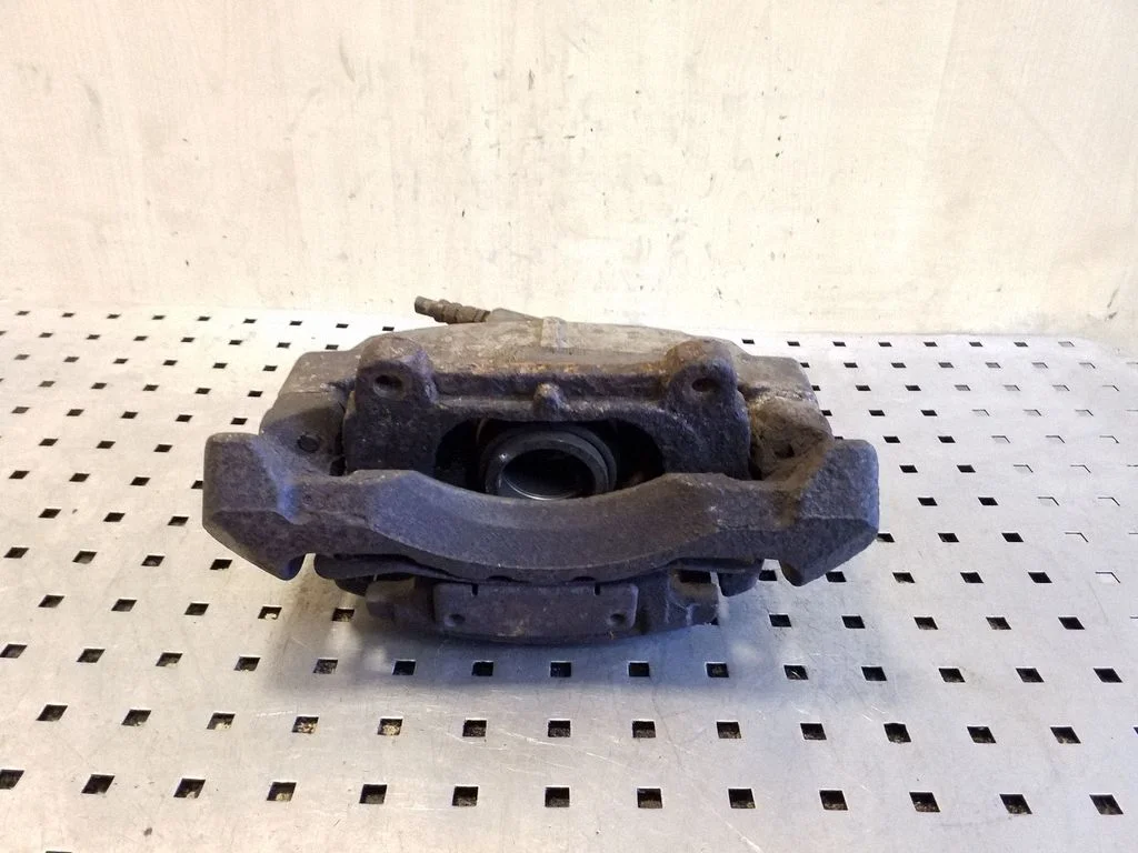 Front brake caliper – left