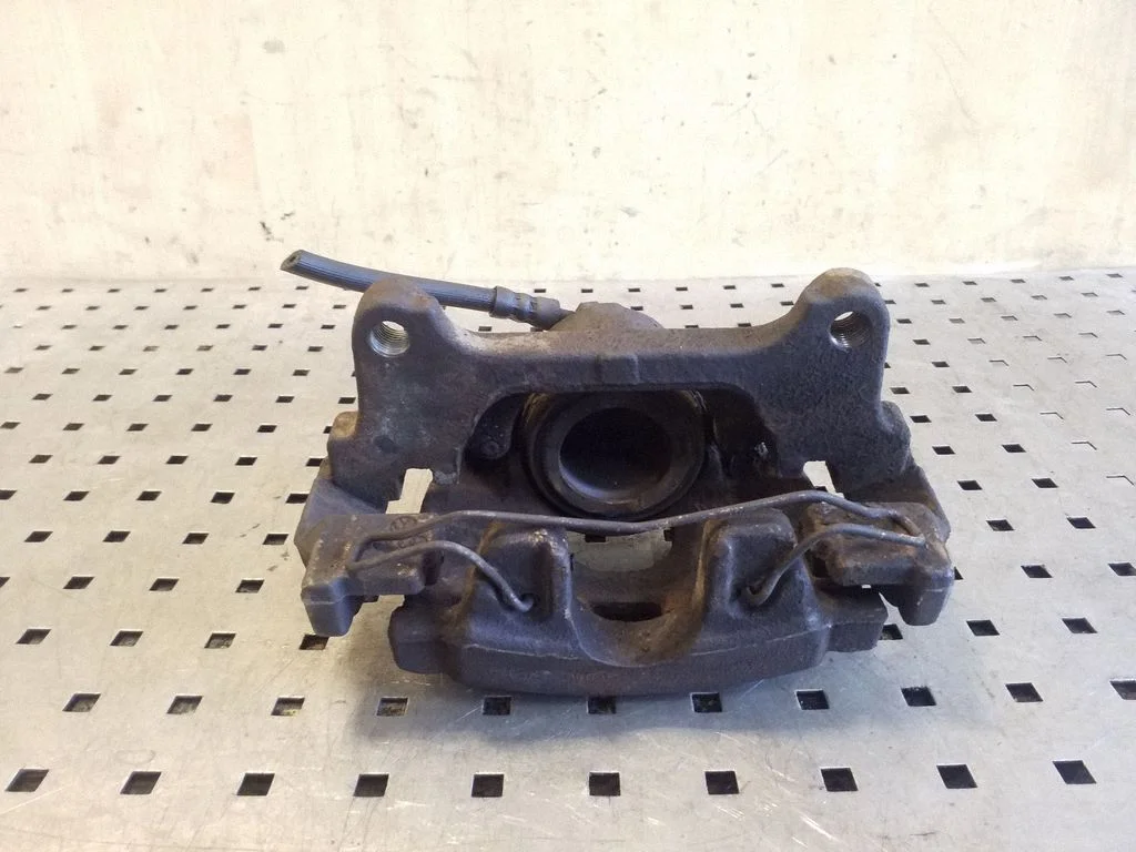Front brake caliper – left