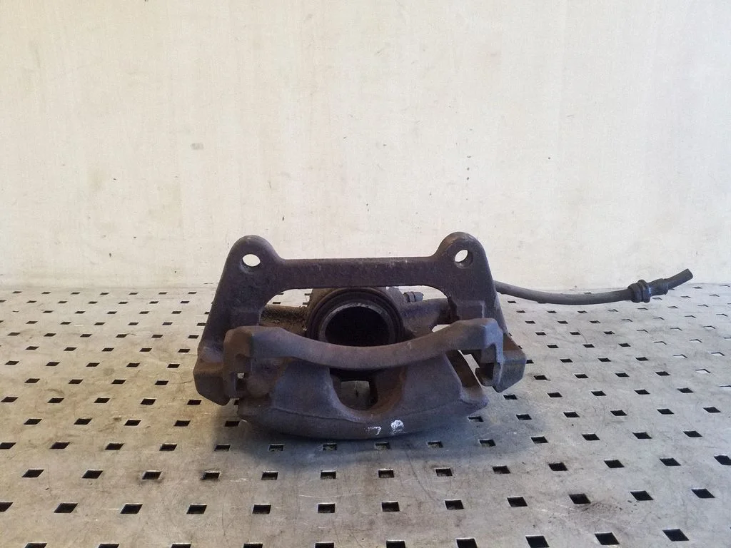 Front brake caliper – right