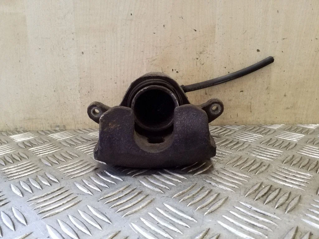 Front brake caliper – Nissan Juke I F15 (2010-2018)