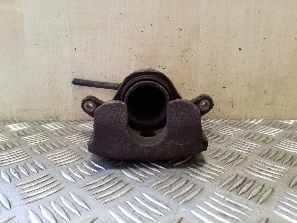 Front brake caliper – Nissan Juke I F15 (2010-2018)
