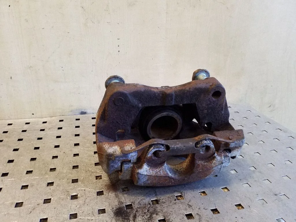 Zacisk hamulcowy przedni 7L6105D