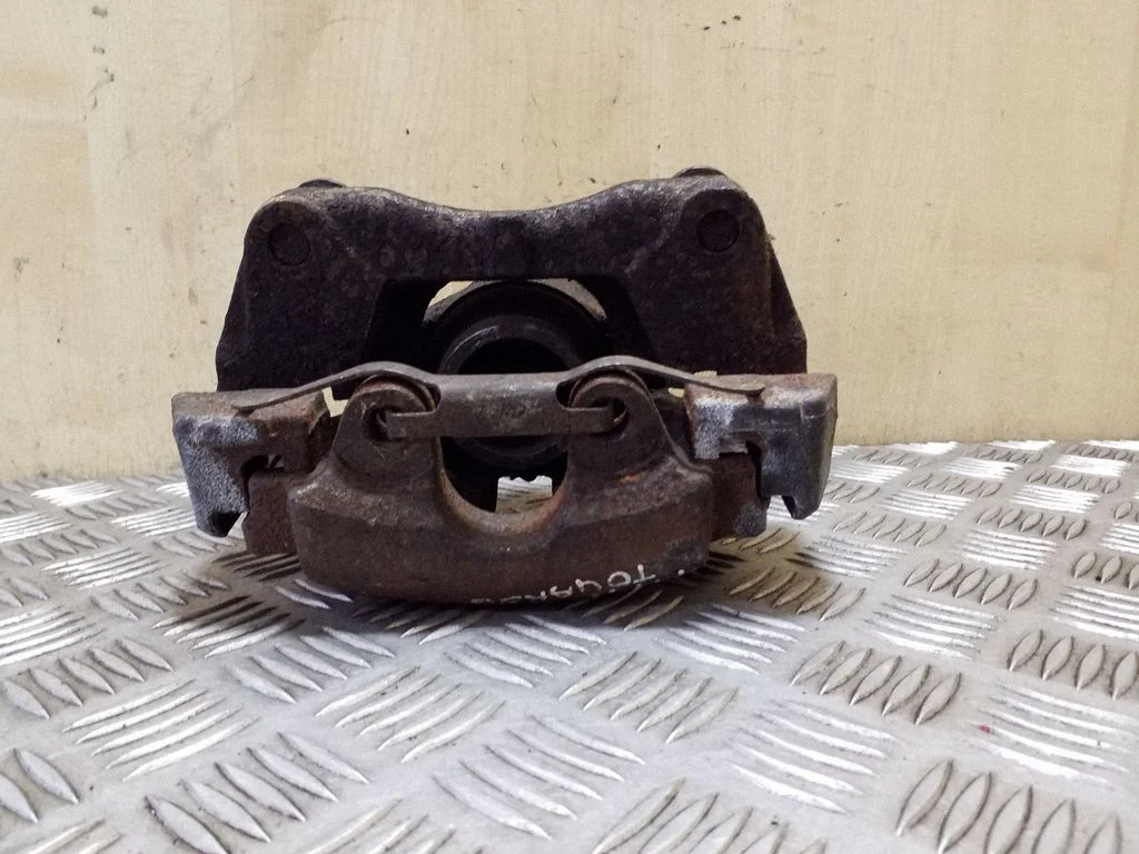 Front brake caliper 7L6106D