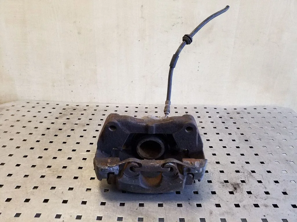 Zacisk hamulcowy przedni 7L6106D