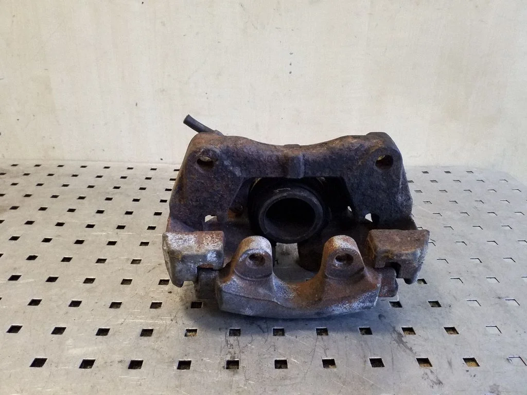 Zacisk hamulcowy przedni 7L6105D