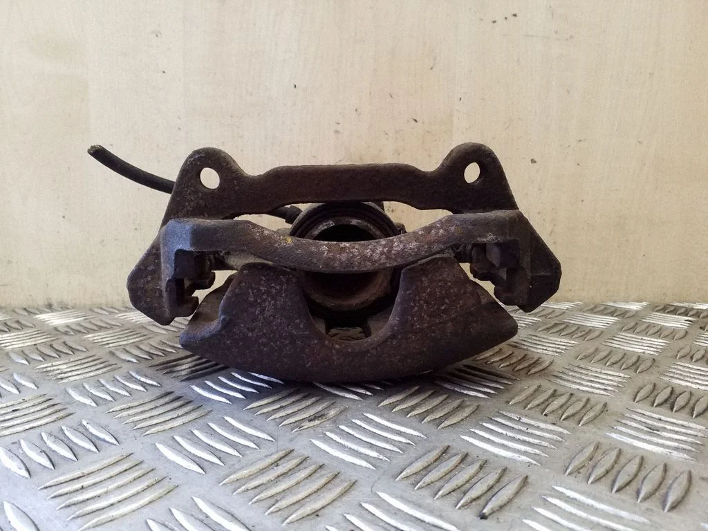 Front brake caliper – left