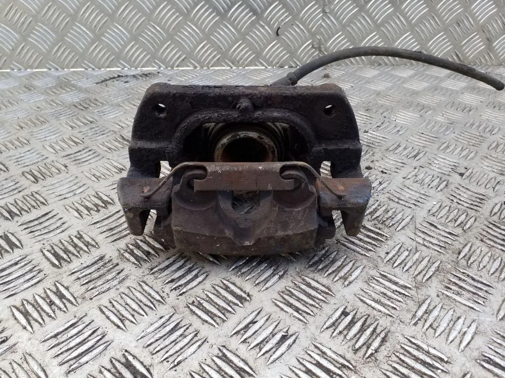 Front brake caliper – left