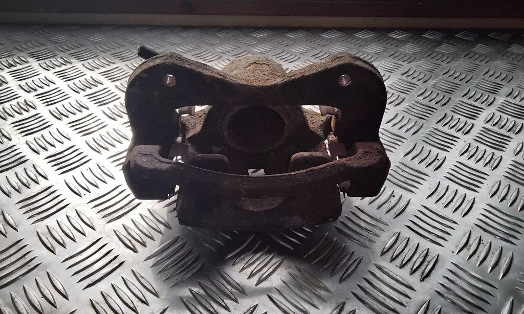 Front brake caliper – left