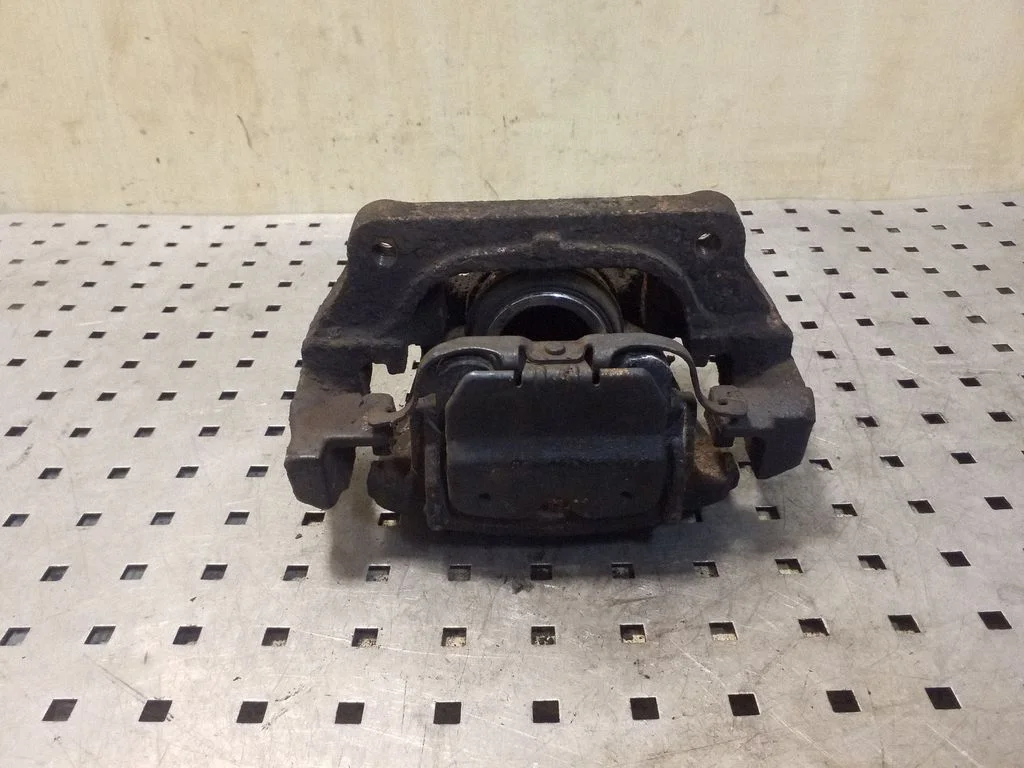 Front brake caliper – left