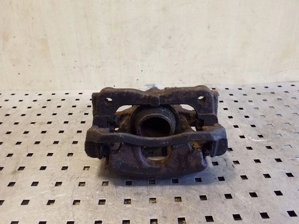 Front brake caliper – right
