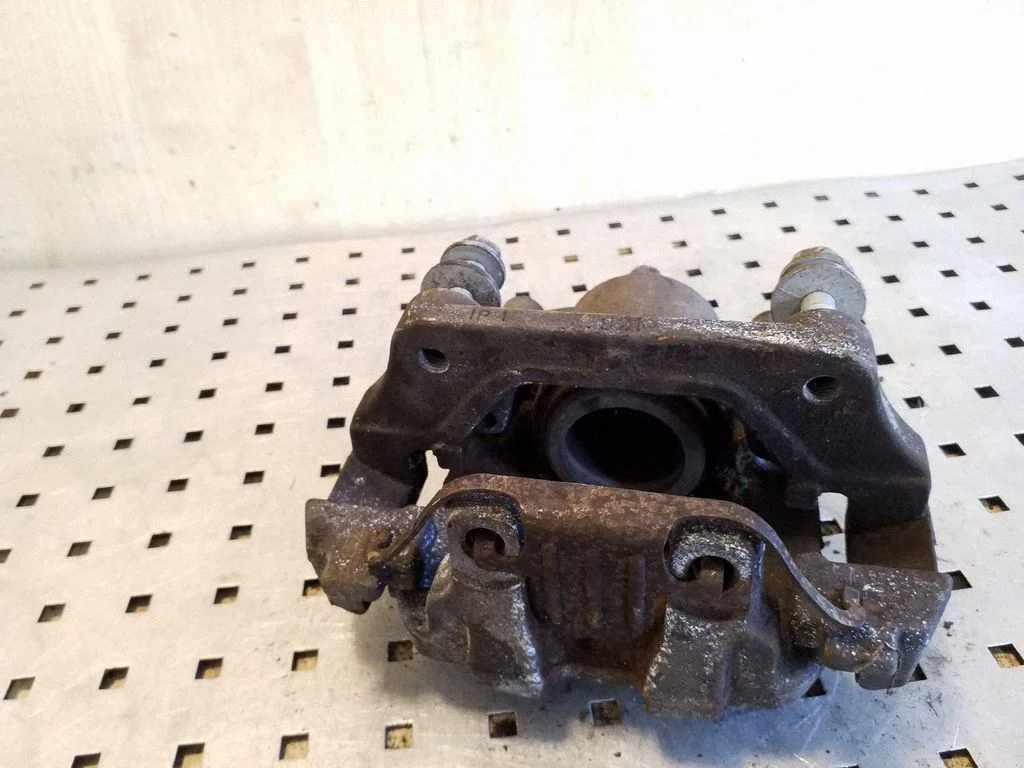 Front brake caliper – front right