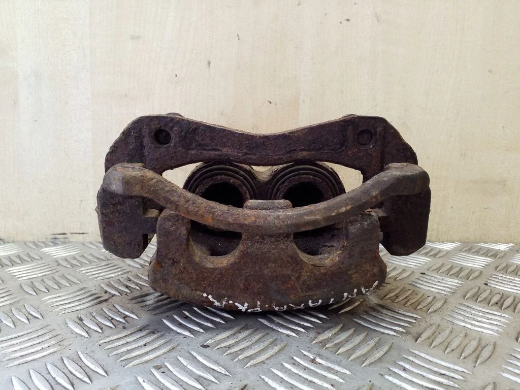 Front brake caliper – right