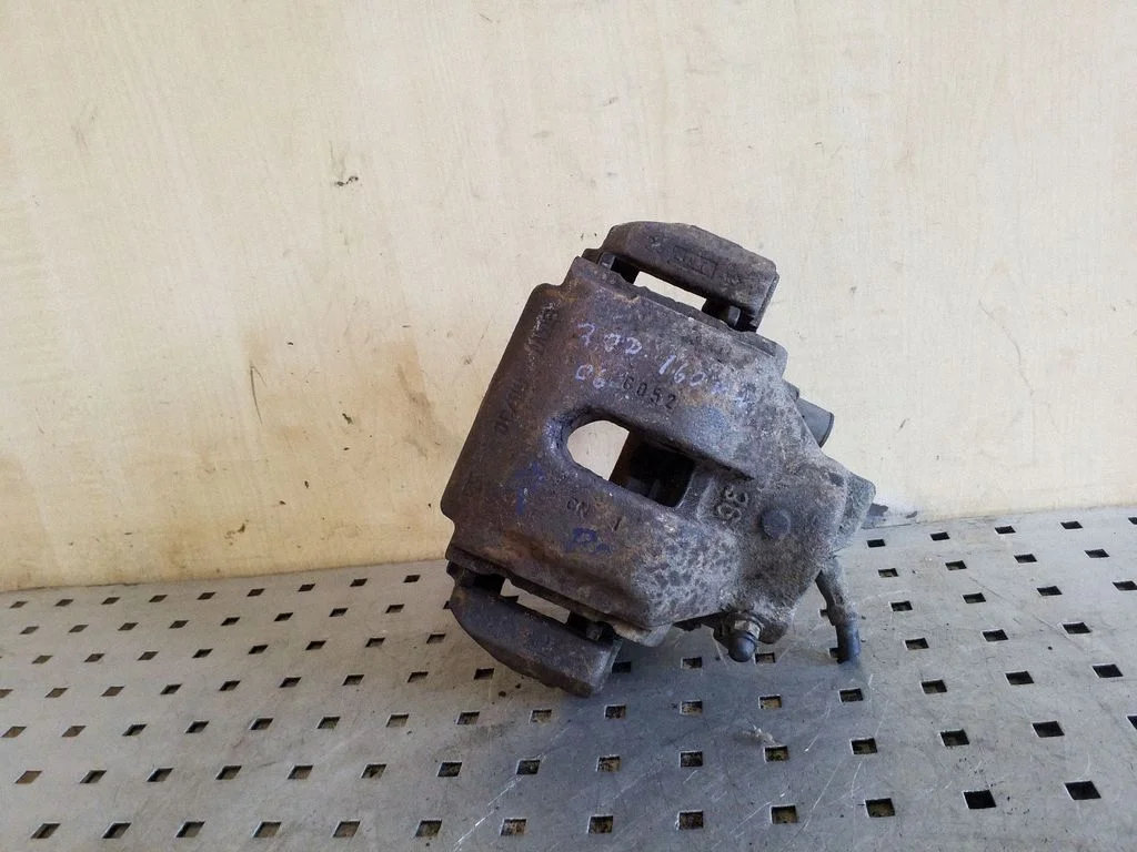 Front brake caliper – front right