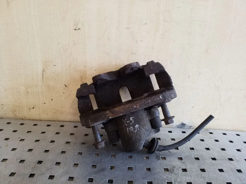 Front brake caliper – front right