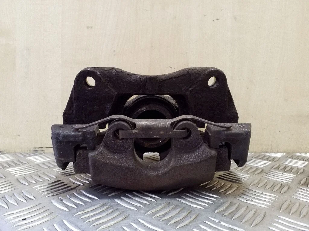 Zacisk hamulcowy przedni 7H0105B