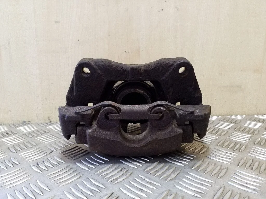 Zacisk hamulcowy przedni 7L6105AN