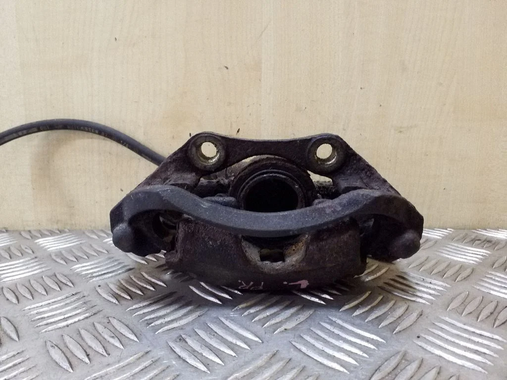 Front brake caliper – left