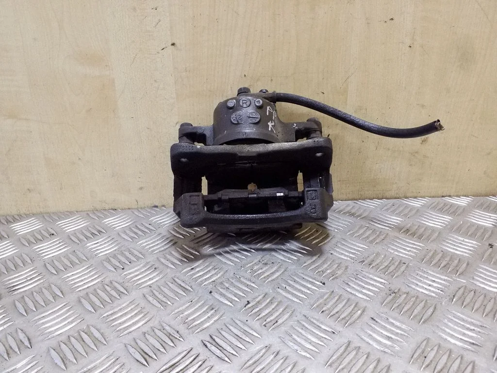 Front brake caliper – right