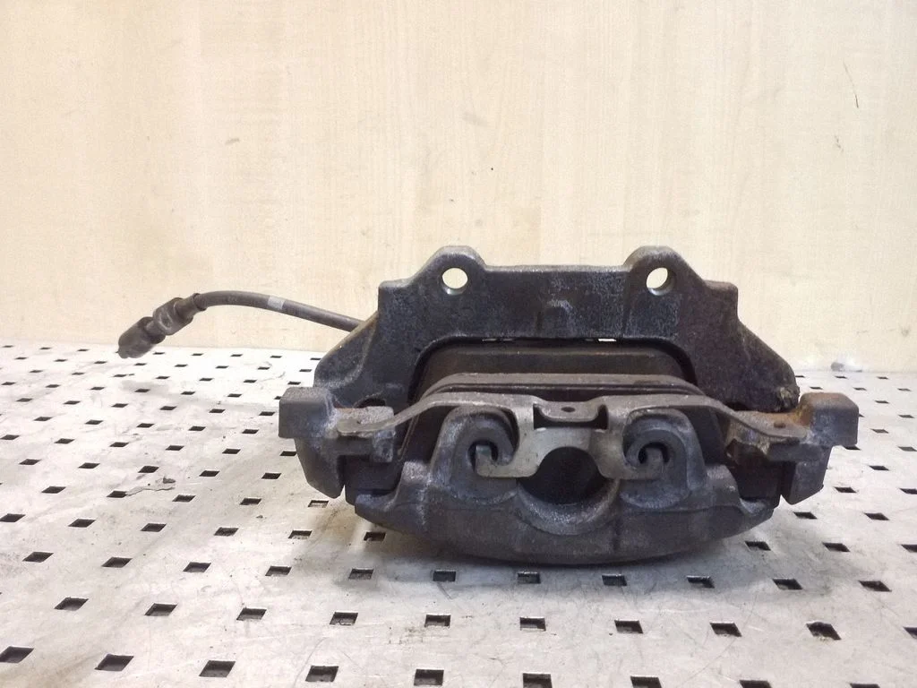 Front brake caliper – left
