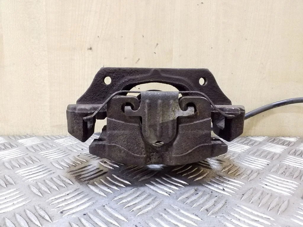 Front brake caliper – left