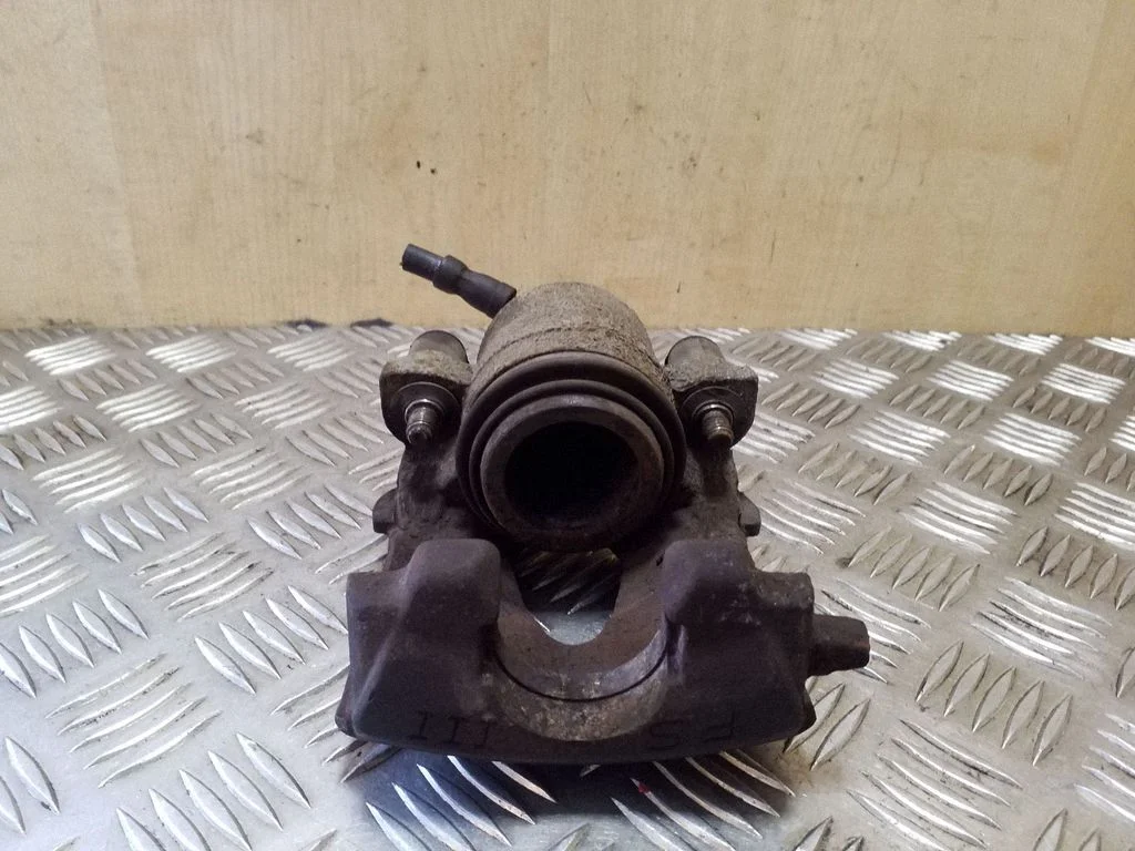 Front brake caliper – left