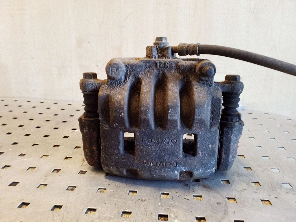 Front brake caliper – right