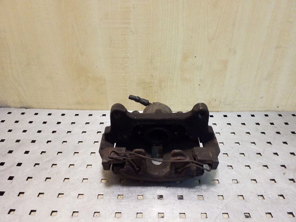 Front brake caliper – left