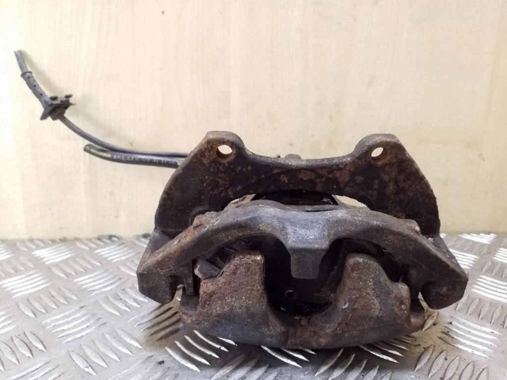 Front brake caliper – right