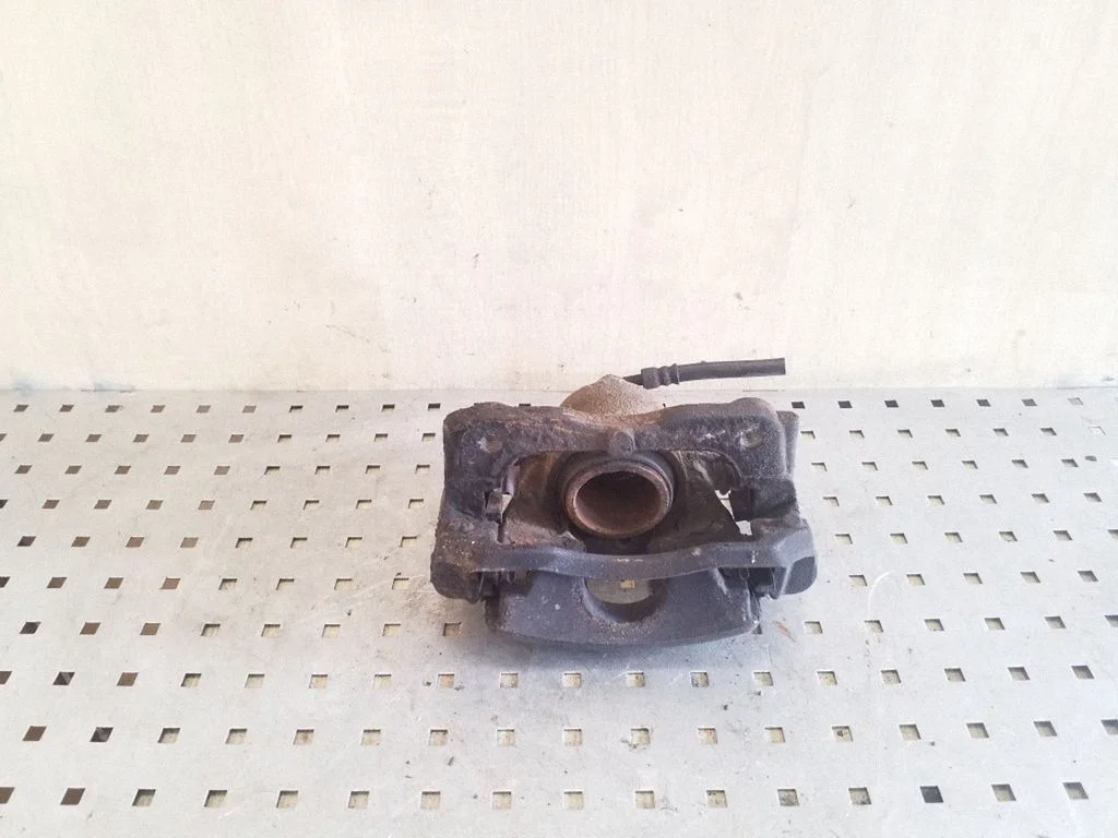 Front brake caliper – right