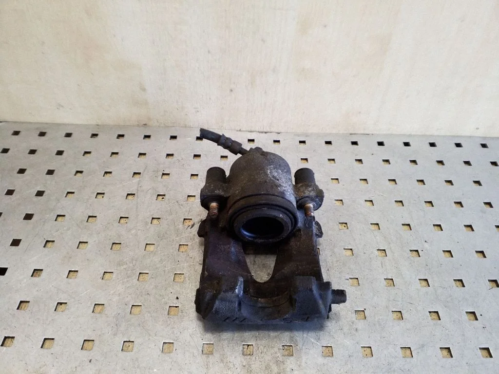 Front brake caliper – left