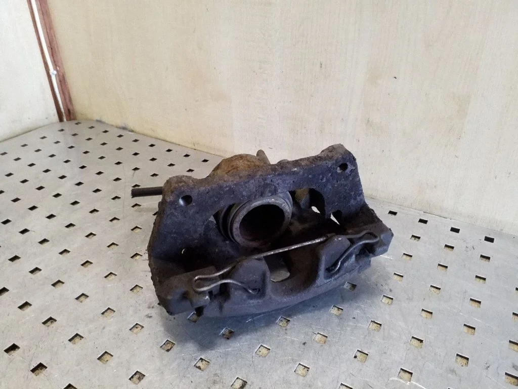 Front brake caliper – left